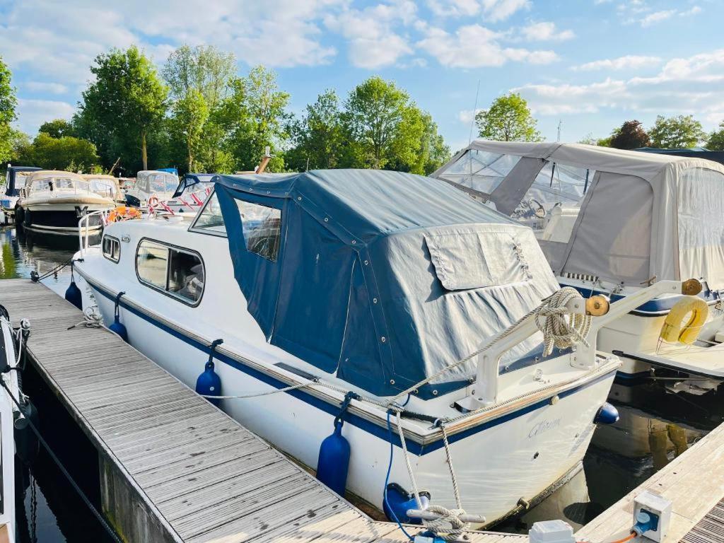 Buoyant Breaks Hotel Bray Exterior photo