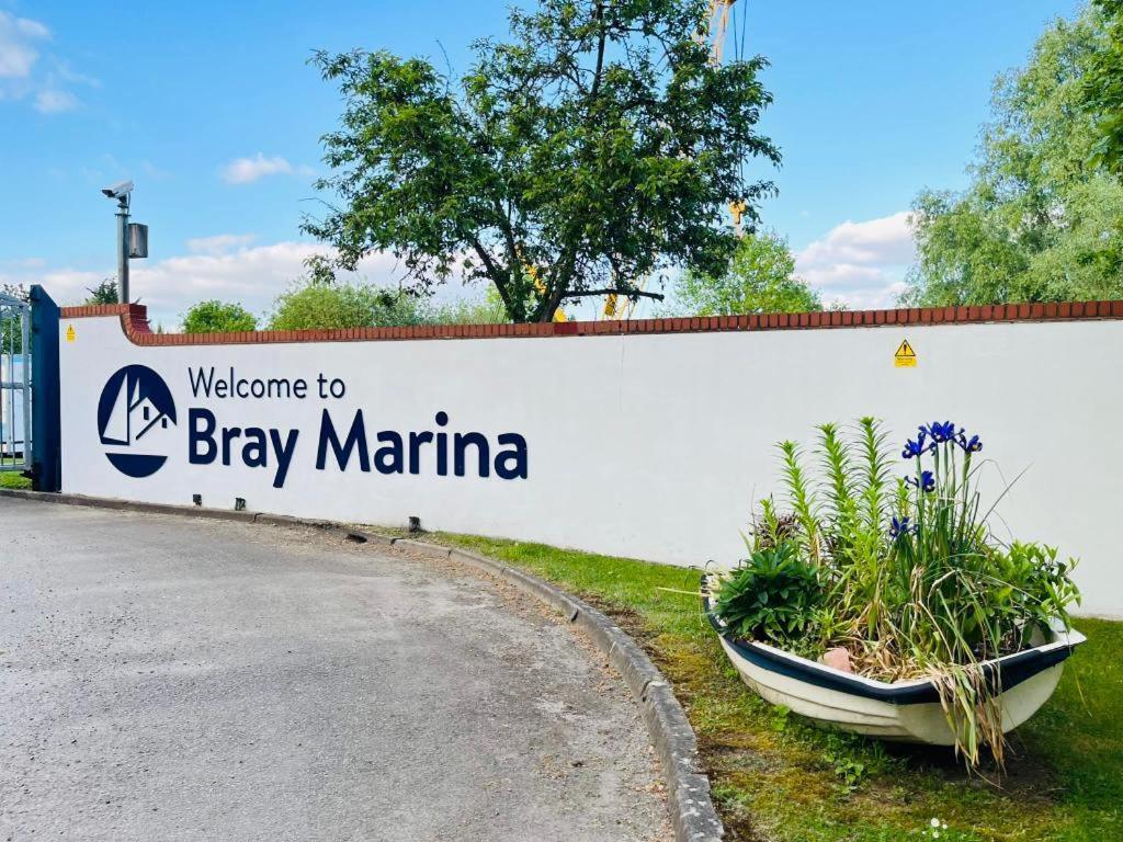Buoyant Breaks Hotel Bray Exterior photo